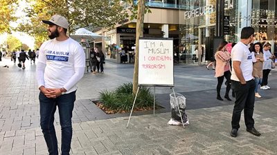 بالصور.. مسلمون يدينون الهجمات الإرهابية في شوارع أستراليا
