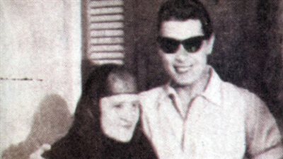 شكري سرحان يهدي والدته شالا أبيض في عيد الأم