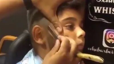 حلاق يمنح طفلا لحية مزيفة (فيديو وصور)