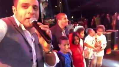 محمد زيدان ونور يغنيان النشيد الوطني في حفل مدينتي (فيديو)