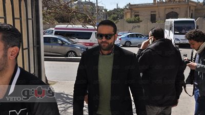 بالصور.. نجوم الفن في جنازة والد أمير كرارة