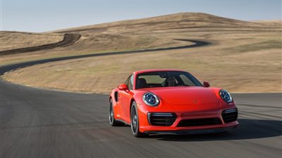 بالصور.. أول اختبار لسيارة بورش 911 على الطريق السريع