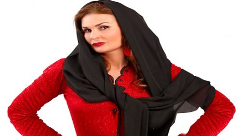 الفنانة يسرا