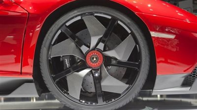 بالصور.. «فولكس فاجن» تختبر إطارات من ألياف الكربون