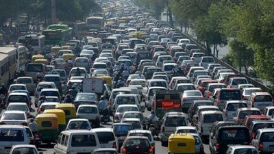 إعادة الحركة المرورية لطبيعتها بمحور الثورة عقب تعطل سيارة