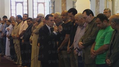 بالفيديو والصور.. رئيس جامعة الأزهر يطالب المصلين بالدعاء لوالدة زوجته