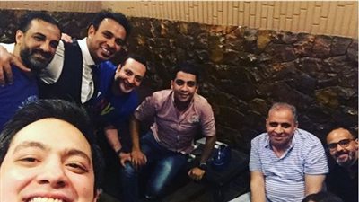 «حسن الخلعي» يحتفل مع أبطال فيلم أمان يا صاحبي
