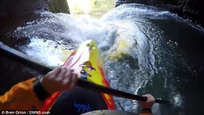 متهور يقفز بقارب من أعلى شلال (فيديو وصور)