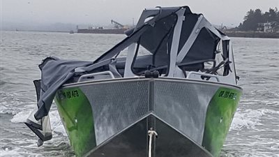 لحظة تحطيم يخت مسرع لقارب على متنه ثلاثة أشخاص (فيديو وصور)