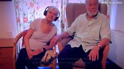 امرأة مصابة بألزهايمر تتذكر زوجها والسبب أغنية (فيديو)