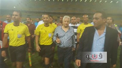 بالصور.. مرتضى منصور يمنع لاعبي الزمالك من الاحتكاك بالحكم