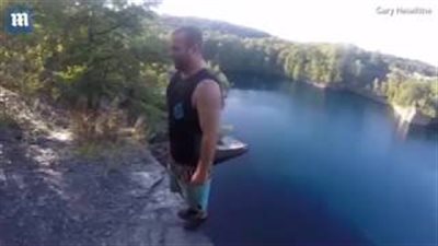 قفزة مدهشة لمغامر من فوق جرف صخري شاهق (فيديو)