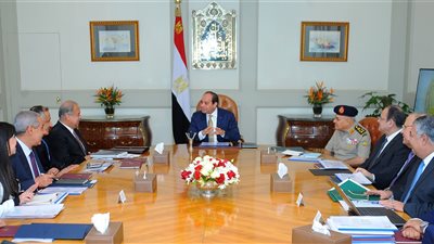 بالصور.. أنشطة السيسي في أسبوع.. 17 قرارا رئاسيا.. 10 تكليفات للوزراء.. قمة «مصرية – سنغافورية».. 4 لقاءات مع وفود أجنبية.. والتصديق على قانون الخدمة المدنية