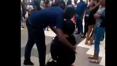 نهاية قاسية لفتاة تقدمت لطلب الزواج من حبيبها داخل مول (فيديو)