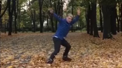 موقف محرج لشاب حاول استعرض مهاراته بالتزلج على أوراق الأشجار (فيديو)