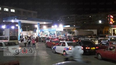 بالصور.. شلل مروري أمام محطات الوقود في بورسعيد