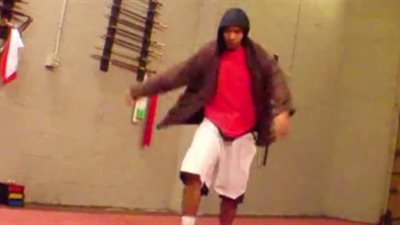 شاب يشعل «فيس بوك» بطريقة ارتدائه الملابس بسرعة (فيديو)