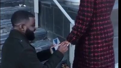 رد فعل طريف لفتاة طلب حبيبها الزواج منها في الشارع (فيديو)