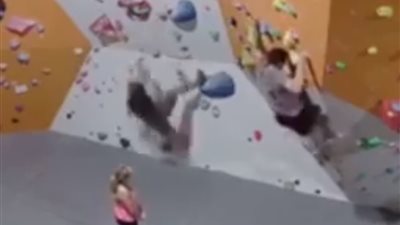 سقوط مروع لرجل يتسلق الجدران (فيديو)