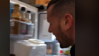 امرأة تلقن حبيبها درسا قاسيا لإدمانه القهوة (فيديو)