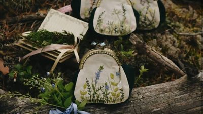 فتاة تحول حافظات النقود للوحات رائعة (صور)