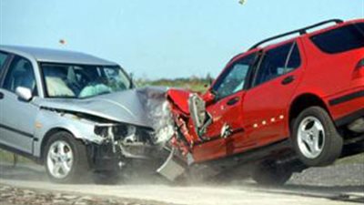 إصابة شخصين في حادث تصادم سيارتين بطريق الأوتوستراد