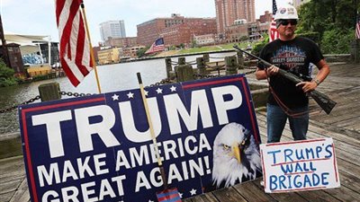 بالفيديو.. مليشيات مؤيدة لـ«ترامب» تهدد بشلالات دماء حال فوز «كلينتون»