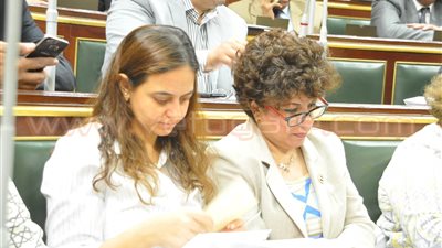 بالصور.. نواب يلهون بهواتفهم المحمولة وسط «لهيب الموازنة»