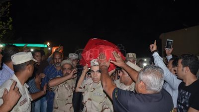 الآلاف من أهالي الإسماعيلية يشيعون جثمان شهيد الواجب بشمال سيناء