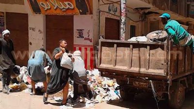 بالصور.. رفع وإزالة 360 طنا من المخلفات بمدينة ملوي في المنيا