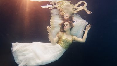 شاهد.. طلاب يلجئون للصور الجريئة للكتاب المدرسي