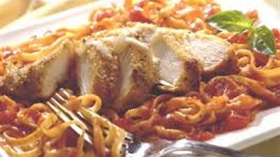 أسرع طريقة لعمل مكرونة بالصلصة وشرائح الدجاج في 5 دقائق