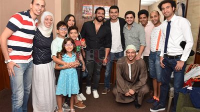 بالصور.. أشرف عبد الباقي ونجوم مسرح مصر يستقبلون حسن الرداد وزوجته إيمي