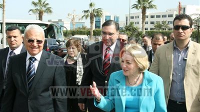 فى ذكرى قطع الاتصالات .. السفيرة الأمريكية تزور القرية الذكية