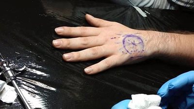 روسي يزرع تذكرة المترو بيده لتكرار نسيانها