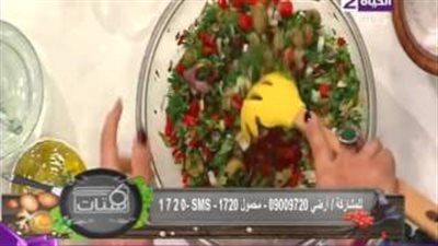 بالفيديو.. تعلمي طريقة عمل سلاطة الطماطم بالزيتون