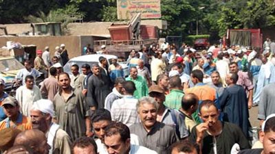 عمال النظافة بأسيوط يتظاهرون للمطالبة بتثبيتهم