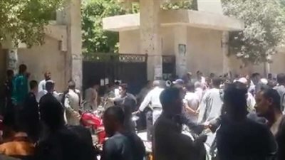 5 مشاهد تلخص أزمة الشهادات السودانية.. ثورة غضب لأولياء الأمور في مكتب النتسيق لرفض تسليم الملفات.. موظف لـ«الطلاب»: «بلوا ورقكم واشربوا ميته».. السفارة تستعجل الشهادات.. والتأخر ي