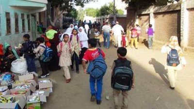 انتشار الباعة الجائلين أمام مدارس بني سويف كارثة تهدد صحة التلاميذ.. «الكشري» سمم 200 طالب و«الشيبسي السائب» يسبب السرطان.. التعليم أصدرت قرارا بمنعهم.. والصحة: مفتشو الأغذية يلاحق