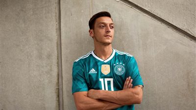 منتخب ألمانيا يكشف عن قمصان كأس العالم (صور)