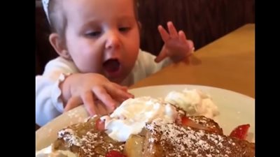 ردود أفعال أطفال صغار لحظة مشاهدتهم الطعام (فيديو)