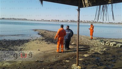 بالصور.. «البيئة» تتعامل مع تلوث زيتي بالسويس