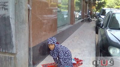 بائعة مناديل: نعمل لنكسب ما يكفينا من ذلة السؤال