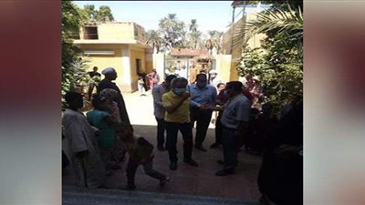 وكيل وزارة الصحة يتفقد العمل بالقافلة الطبية بالعطيات في قنا