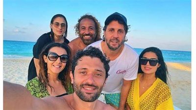 كريم محمود عبد العزيز مع دنيا سمير غانم وهشام ماجد  على شاطئ  البحر