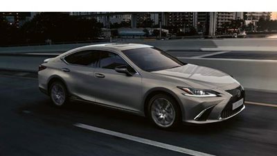 سيارة لكزس ES 300h موديل 2021 تتميز بنظام مراقبة النقطة العمياء