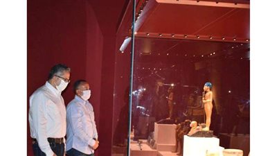 وزير السياحة يتفقد المعرض المؤقت لكنوز توت عنخ آمون بمتحف الغردقة