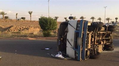 إصابة 8 أشخاص في انقلاب سيارة 