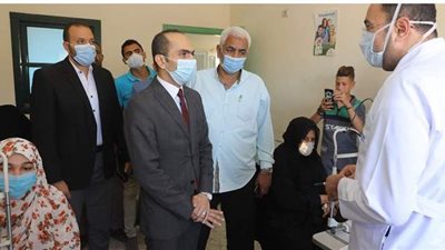 نائب محافظ سوهاج يتفقد القافلة الطبية لمكافحة مسببات العمى بجزيرة شندويل
