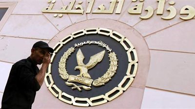 الداخلية تسمح لسجين بالخروج من محبسه لتشييع جنازة والدته بالمنيا